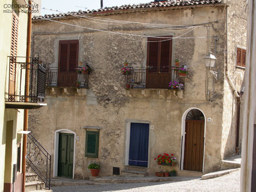 ミニマムなバルコニーとフランス窓がステキな他人さまの家