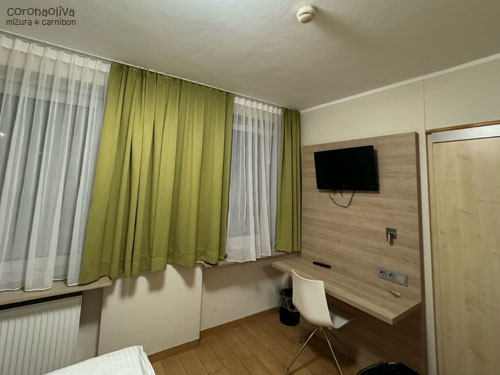 デスクはあれど冷蔵庫なし（冬寒い都市あるある？）