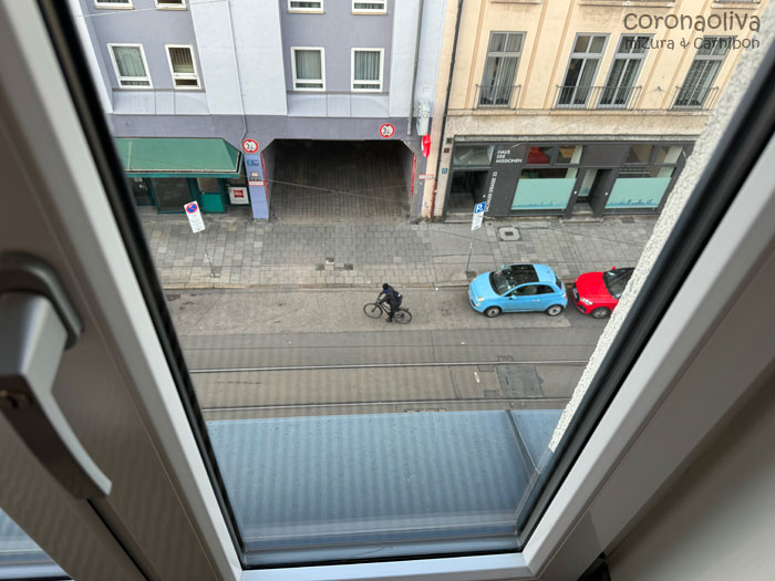 お宿の前は中央駅に続く電車通り