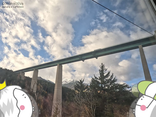 建設資材運ぶのも大変そうな天空道路