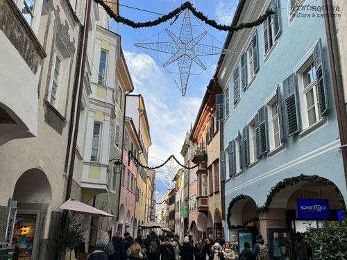 店舗が入る小さい通りが数本くらいっすわ