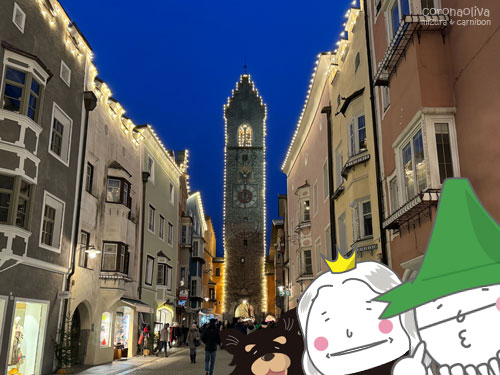 正面は15世紀に建てられた、正午に鐘が鳴る時計台