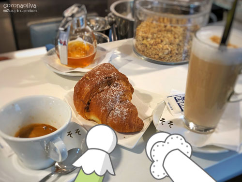 カーニはcaffee doppio、ワタクシはlatte macchiato