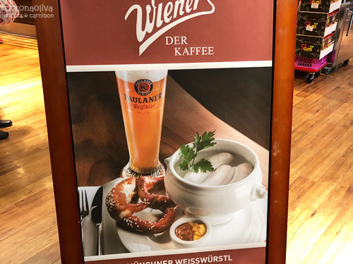 噂の朝食セット。ここは出国を終えた制限エリア内の店舗