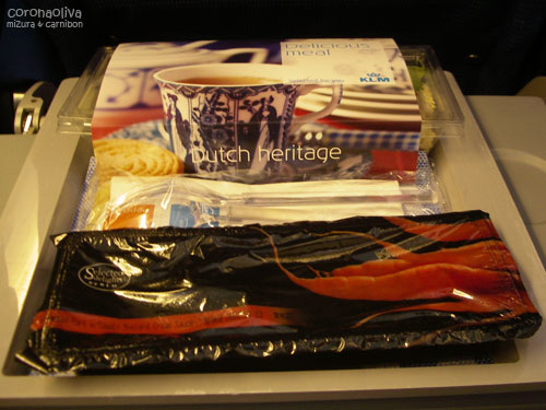 このスタイリッシュなパッケージを開けると・・・