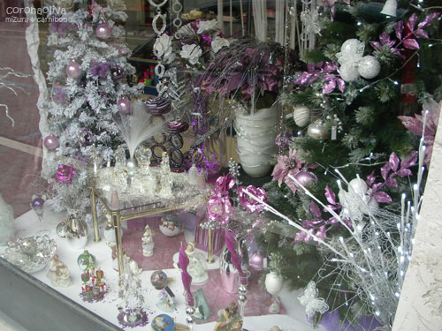 ツリーをパープルで統一するイカした店発見