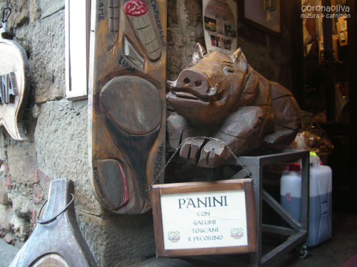 「これはサルメリア（食肉製品屋）の看板イノシシですねぇ」「にしてもふてぶてしいツラしてますねぇ、カーニボン」