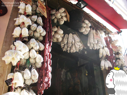 ずらっと並ぶ食肉加工店の店先には大量のサラーメがぶら下げてありますぅ