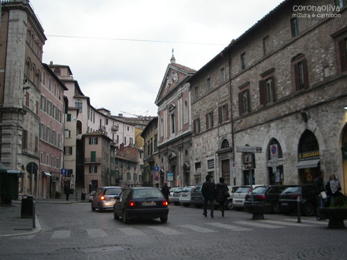 チェントロは高台には見えないが、駅前一帯との高低差はかなりのもの