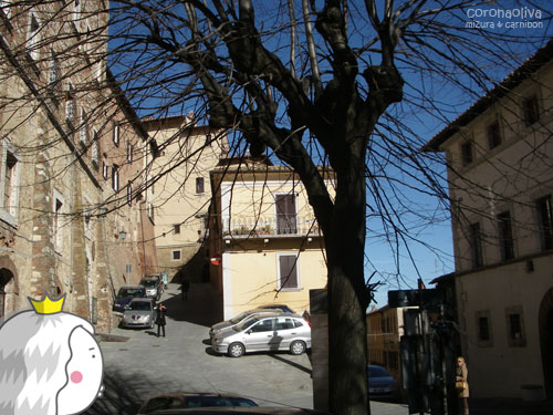 クランクのような坂道に駐車はキツかろう・・・