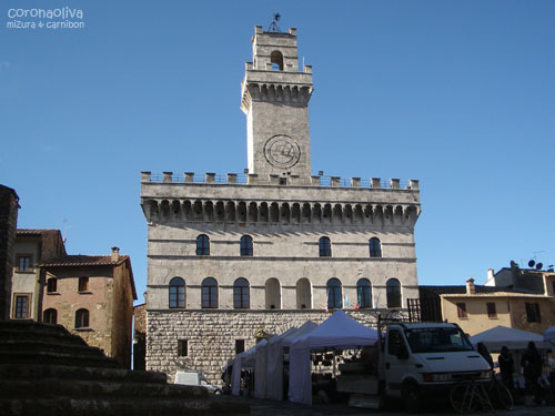 お宿近くの広場では市場が開催されてましたぁ