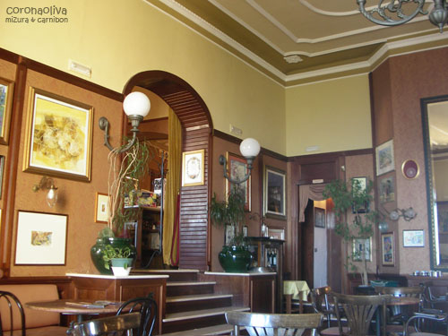 店内の様子。毎回メシ写真がないのはコロオリ七不思議