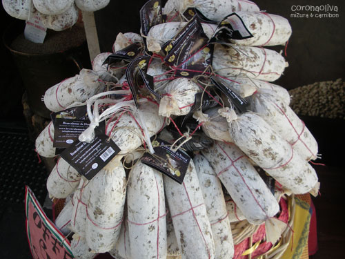 山と積まれたサラーメ。ちなみに日本へは肉類持ち込み禁止