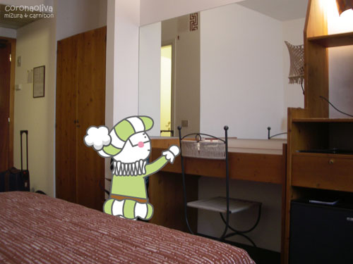 おや、ミヅーラさまぁ、机が可愛らしいことに