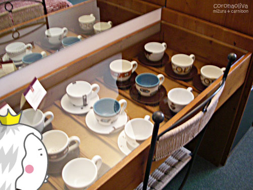 ステキなカップがディスプレイされてますねぇ