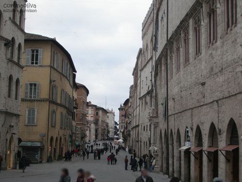 腰抜かすほど短い目抜き通り