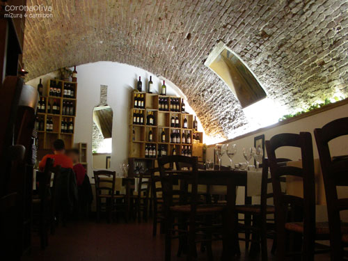 「穴ぐら感が落ち着きますねぇ（嬉）」「ミヅーラさまほど穴ぐらの似合う方はおりませんとも（褒）」