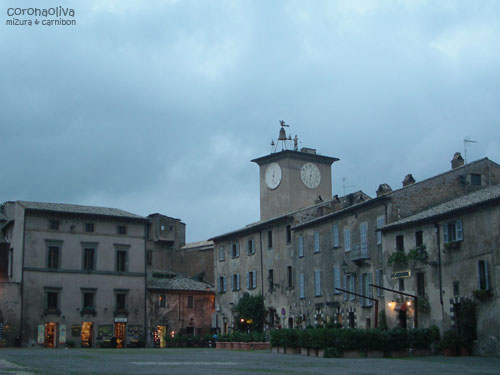 こんだけ人がいない広場も珍しいですねぇ