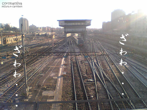 一見平和そうな鉄道駅にこのあと何かが起こる